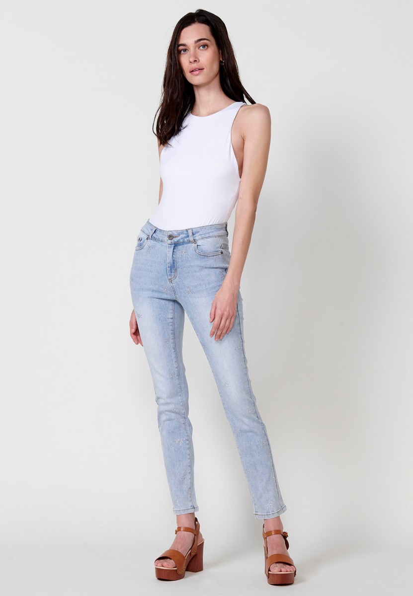 Pantalon long droit en jean avec détail sequin sur le devant et fermeture zippée et bouton en Bleu pour Femme