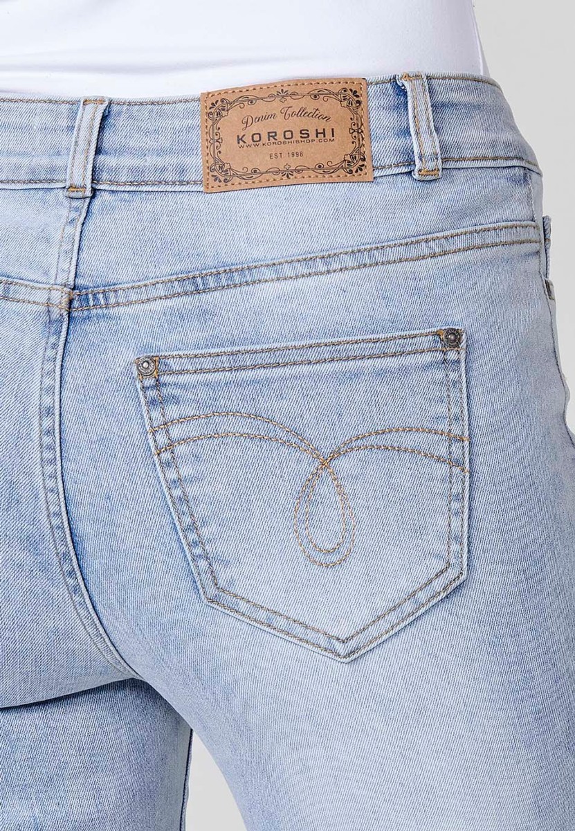 Pantalon long droit en jean avec détail sequin sur le devant et fermeture zippée et bouton en Bleu pour Femme