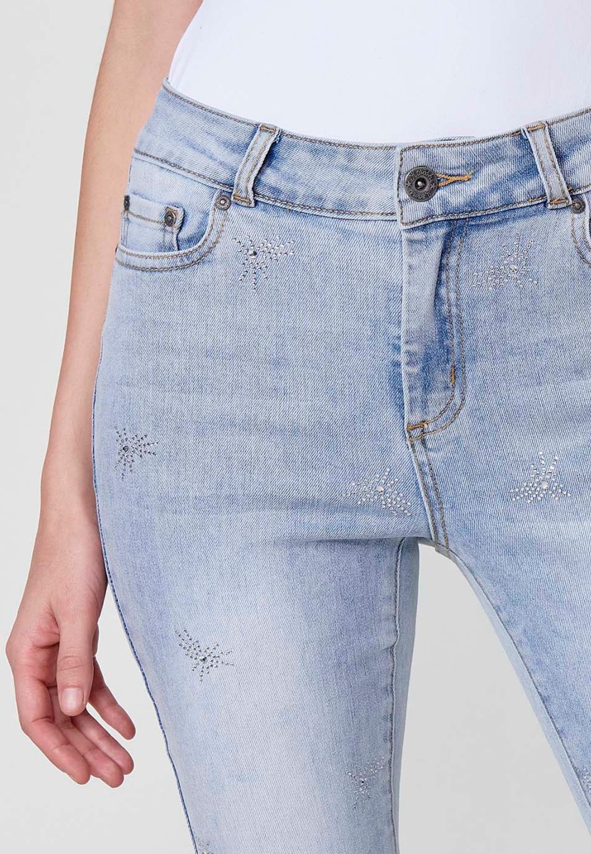 Pantalon long droit en jean avec détail sequin sur le devant et fermeture zippée et bouton en Bleu pour Femme