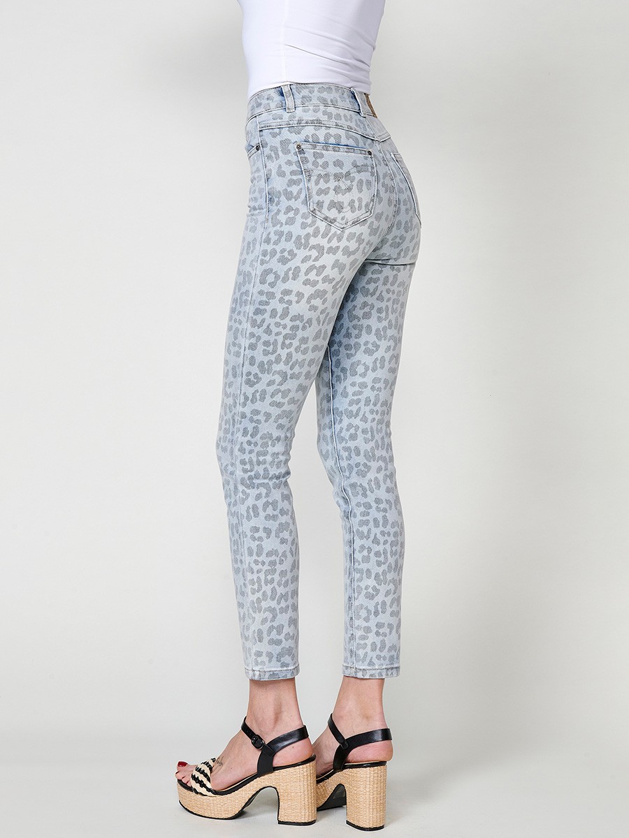 Pantalón jeans elástico estilo slim de tiro medio y cinco bolsillos con Cierre con cremallera y botón metálico con Estampado animal color Azul para Mujer 7