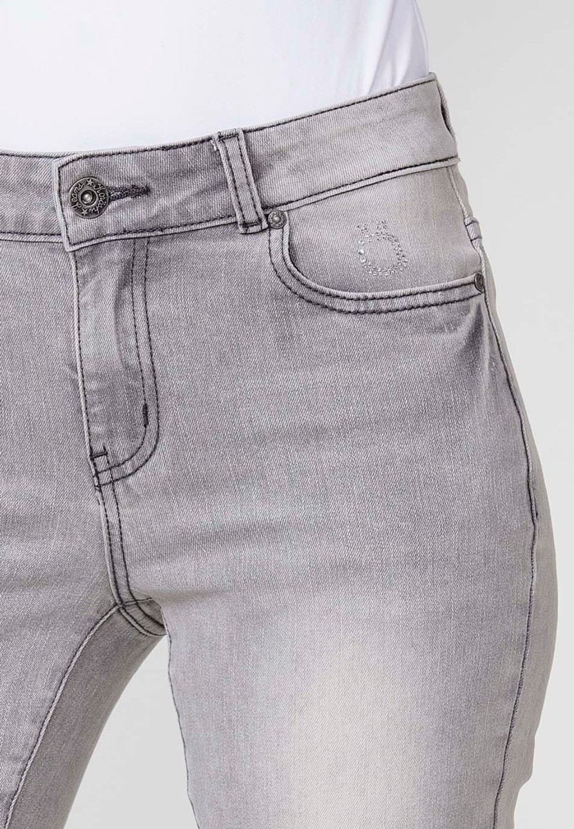 Pantalón largo jeans recto con Cierre delantero con cremallera y botón color Gris para Mujer