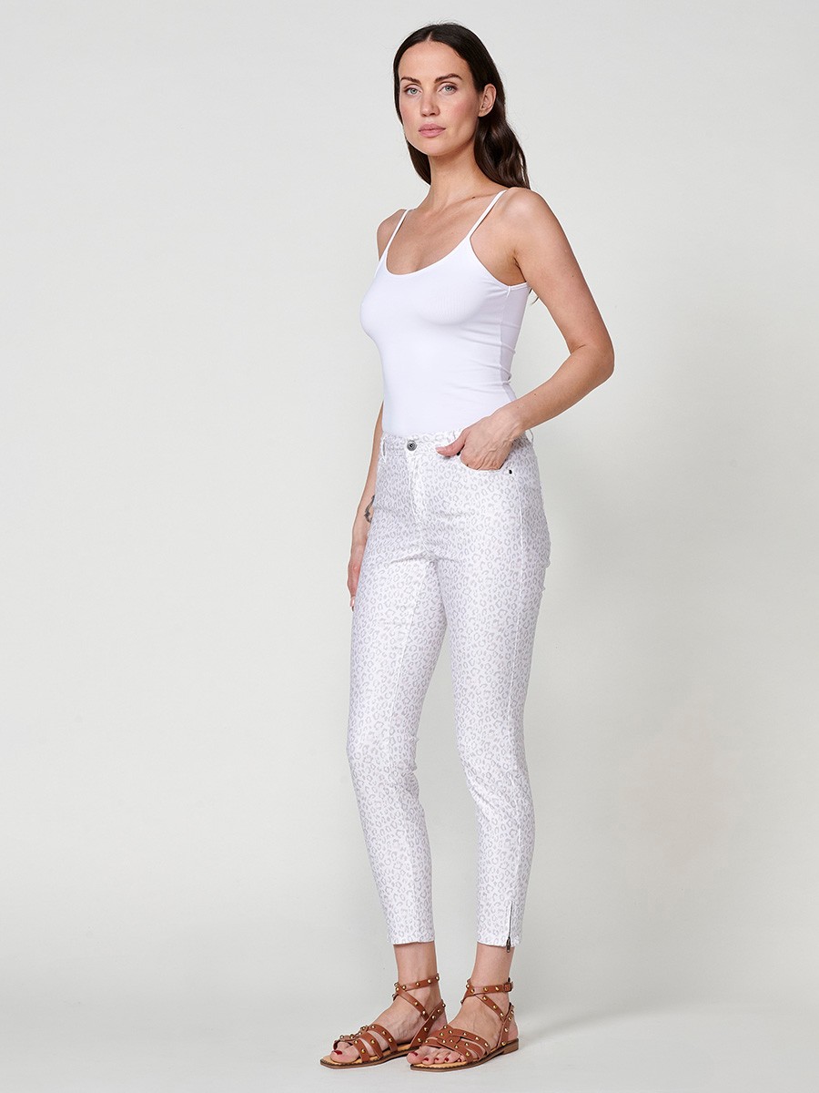 Pantalón jeans elástico estilo slim fit de tiro medio y cinco bolsillos con Cierre con cremallera y botón metálico con Abertura bajo lateral con cremallera metálica y Estampado animal color Blanco para Mujer