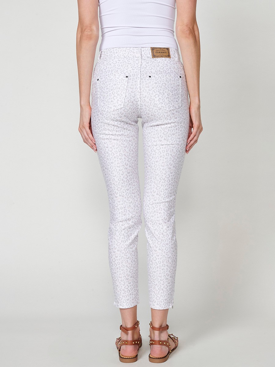 Pantalón jeans elástico estilo slim fit de tiro medio y cinco bolsillos con Cierre con cremallera y botón metálico con Abertura bajo lateral con cremallera metálica y Estampado animal color Blanco para Mujer