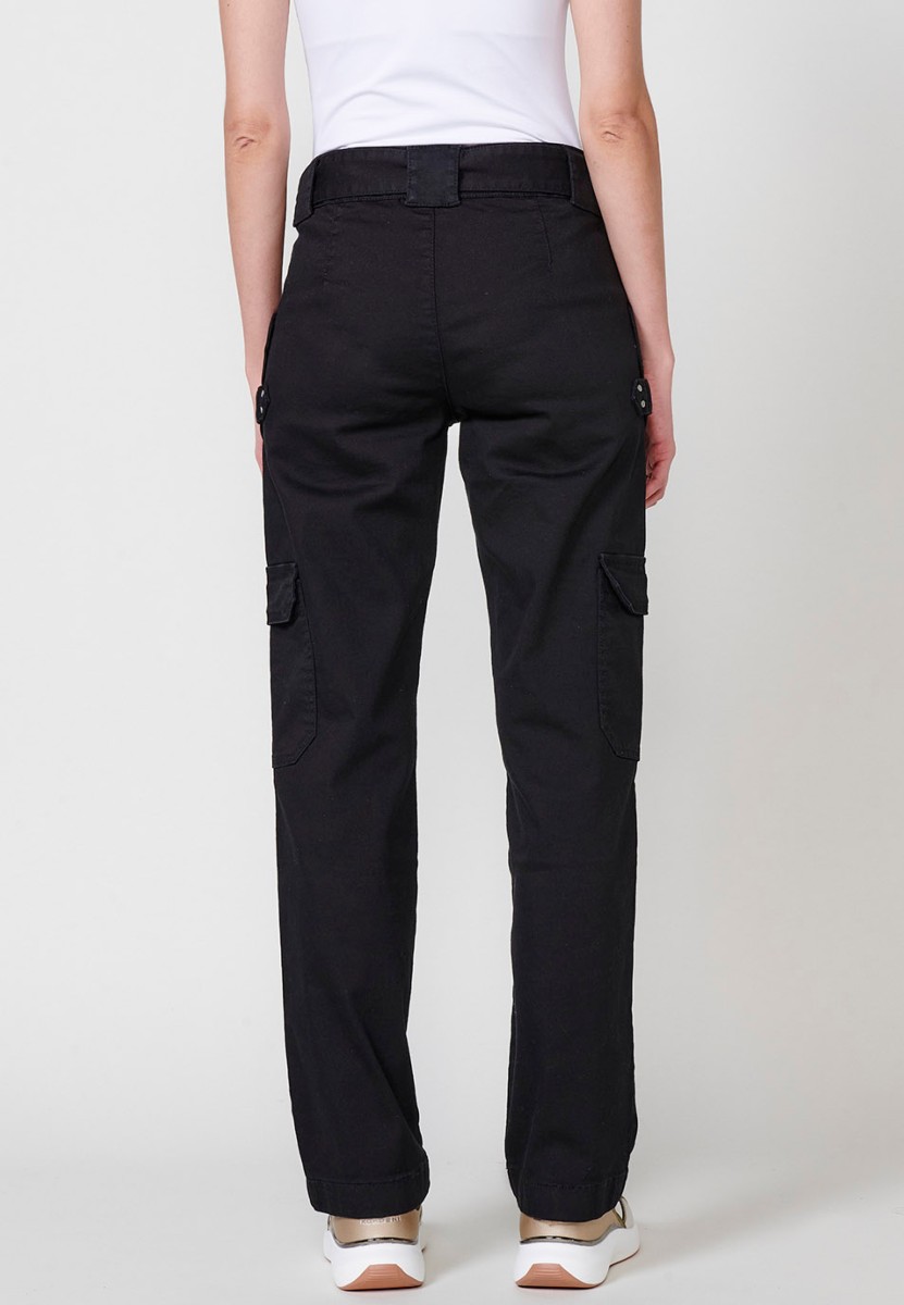 Pantalon cargo long droit en denim avec quatre poches, deux poches latérales à rabat et deux poches plaquées et fermeture sur le devant avec fermeture éclair et bouton avec taille serrée avec ceinture en Noir pour Femme 3