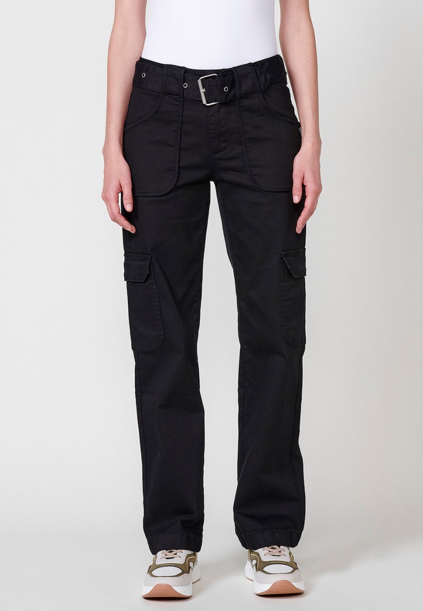 Pantalon cargo long droit en denim avec quatre poches, deux poches latérales à rabat et deux poches plaquées et fermeture sur le devant avec fermeture éclair et bouton avec taille serrée avec ceinture en Noir pour Femme 4