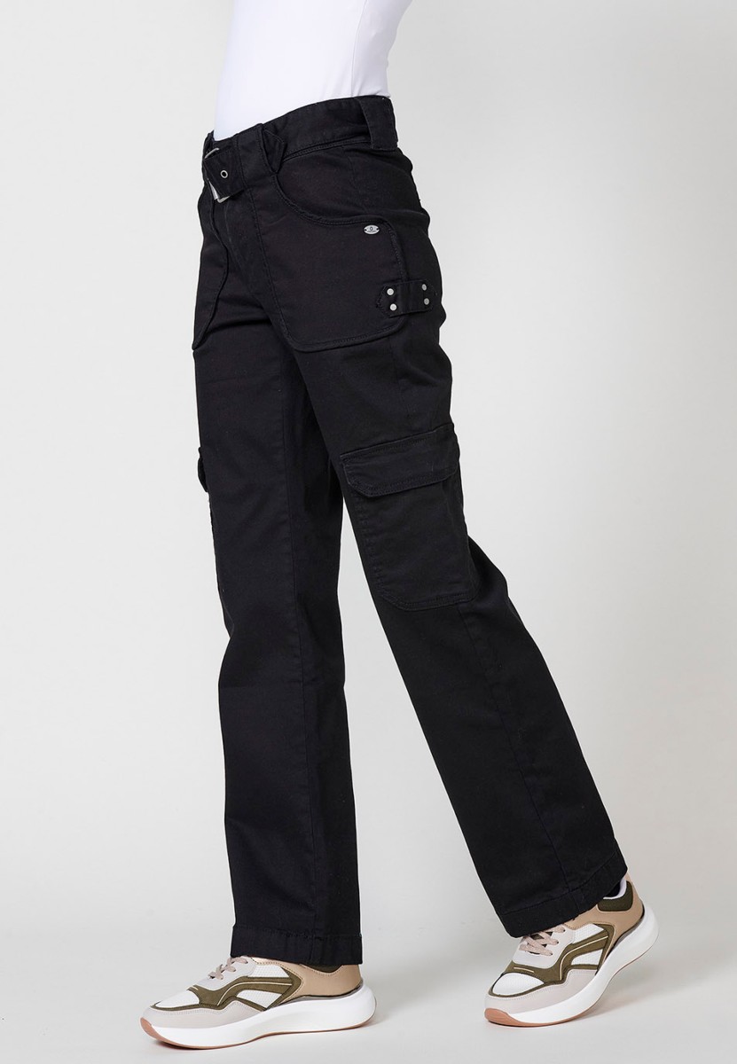 Pantalon cargo long droit en denim avec quatre poches, deux poches latérales à rabat et deux poches plaquées et fermeture sur le devant avec fermeture éclair et bouton avec taille serrée avec ceinture en Noir pour Femme 8