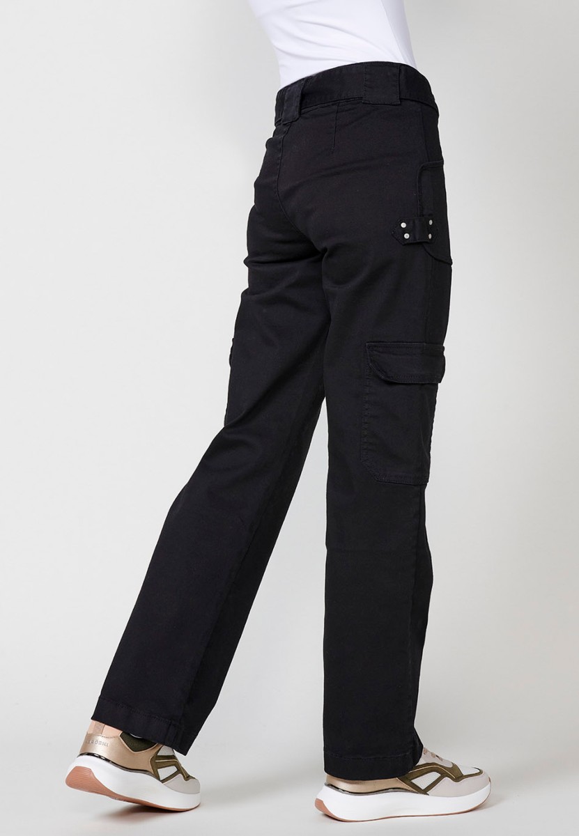 Pantalon cargo long droit en denim avec quatre poches, deux poches latérales à rabat et deux poches plaquées et fermeture sur le devant avec fermeture éclair et bouton avec taille serrée avec ceinture en Noir pour Femme 7