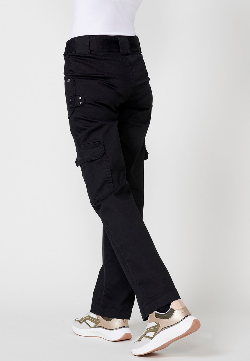 Pantalon cargo long droit en denim avec quatre poches, deux poches latérales à rabat et deux poches plaquées et fermeture sur le devant avec fermeture éclair et bouton avec taille serrée avec ceinture en Noir pour Femme 10