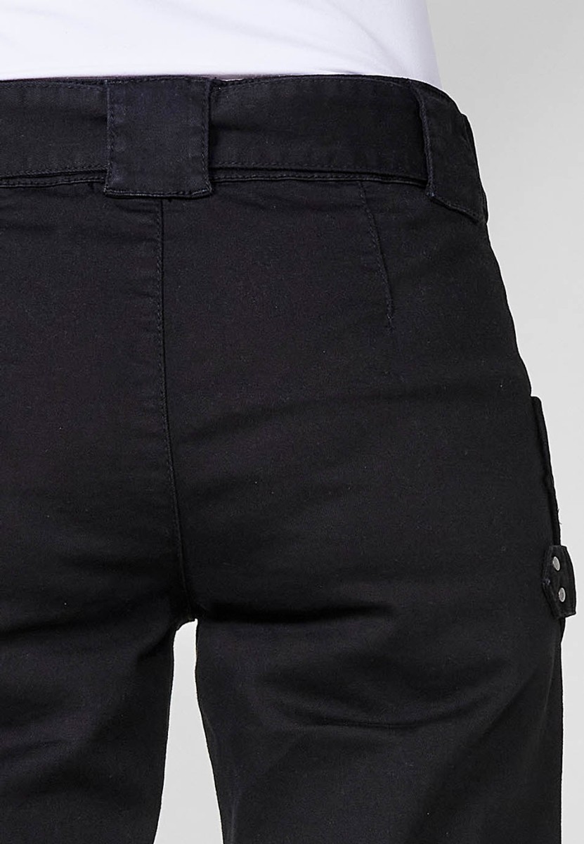 Pantalon cargo long droit en denim avec quatre poches, deux poches latérales à rabat et deux poches plaquées et fermeture sur le devant avec fermeture éclair et bouton avec taille serrée avec ceinture en Noir pour Femme 5