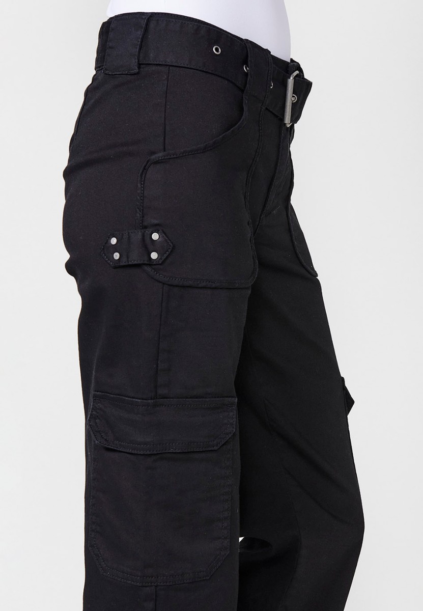 Pantalon cargo long droit en denim avec quatre poches, deux poches latérales à rabat et deux poches plaquées et fermeture sur le devant avec fermeture éclair et bouton avec taille serrée avec ceinture en Noir pour Femme 1