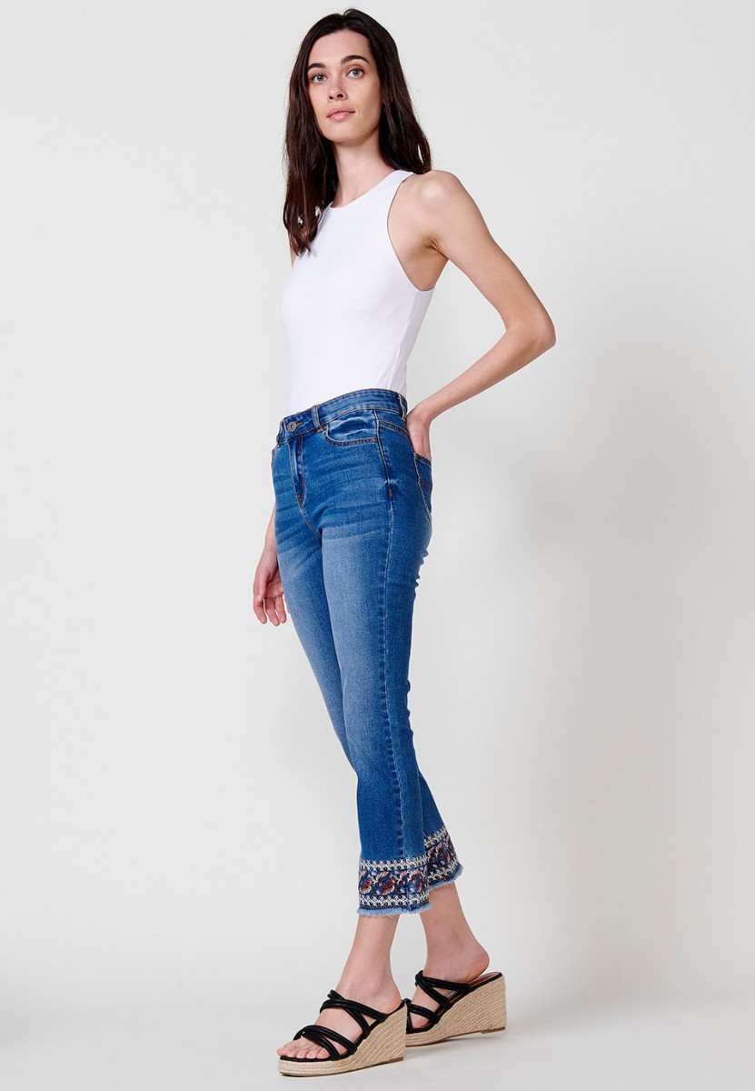 Jean long slim finition broderie florale en Bleu pour Femme