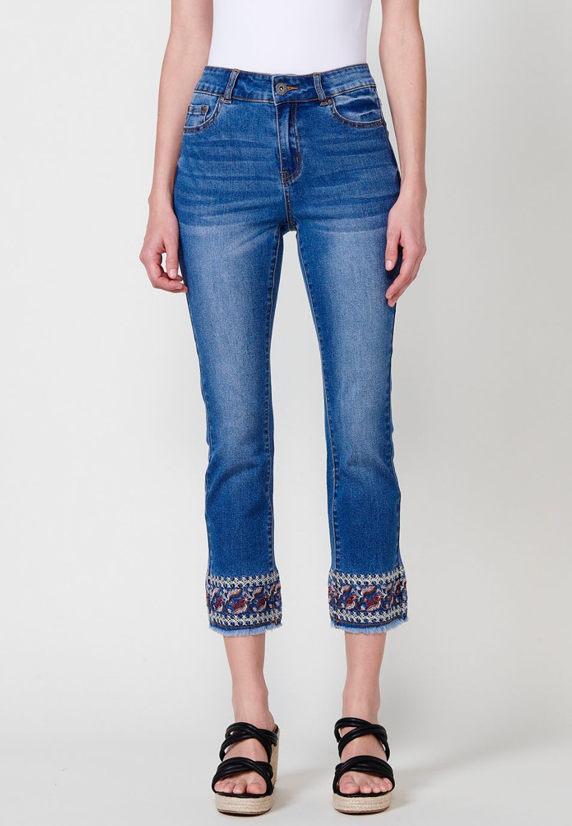 Jean long slim finition broderie florale en Bleu pour Femme