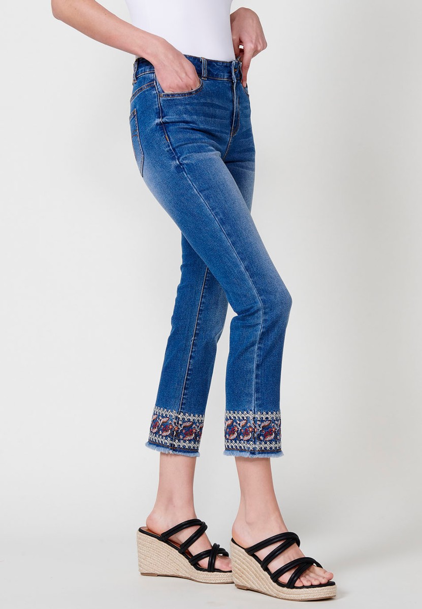 Jean long slim finition broderie florale en Bleu pour Femme