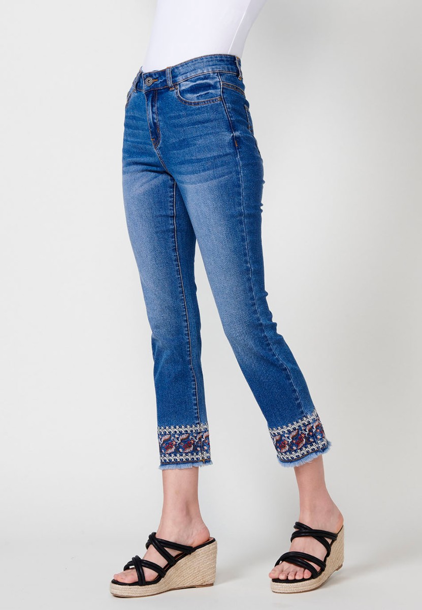 Jean long slim finition broderie florale en Bleu pour Femme