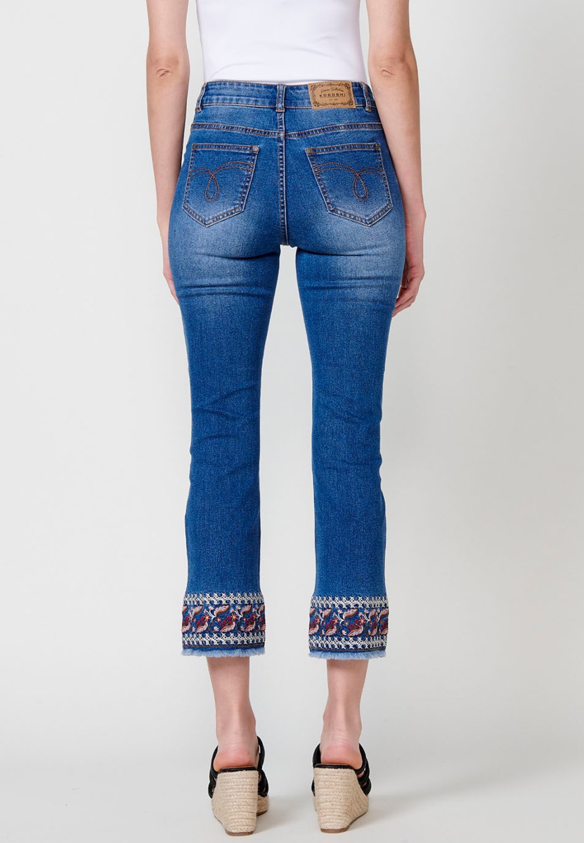 Jean long slim finition broderie florale en Bleu pour Femme