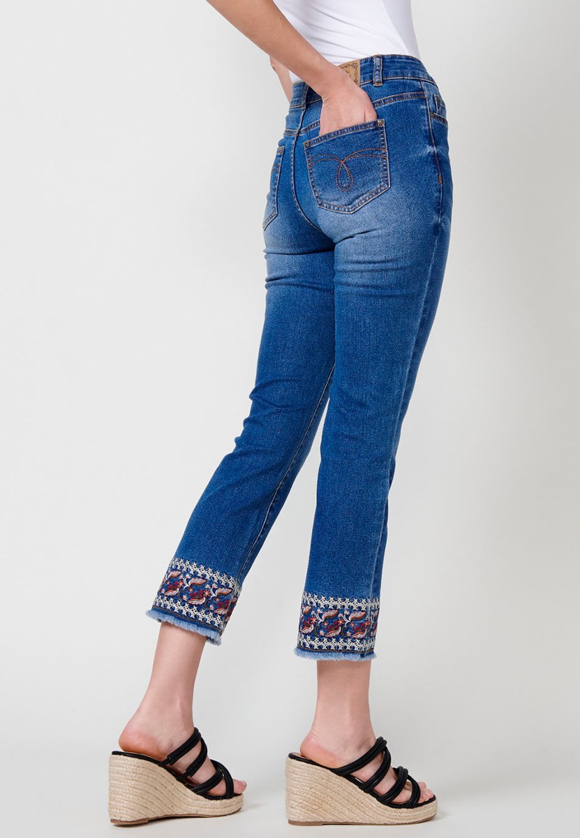 Jean long slim finition broderie florale en Bleu pour Femme