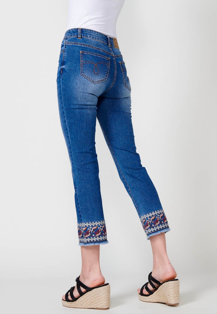 Jean long slim finition broderie florale en Bleu pour Femme