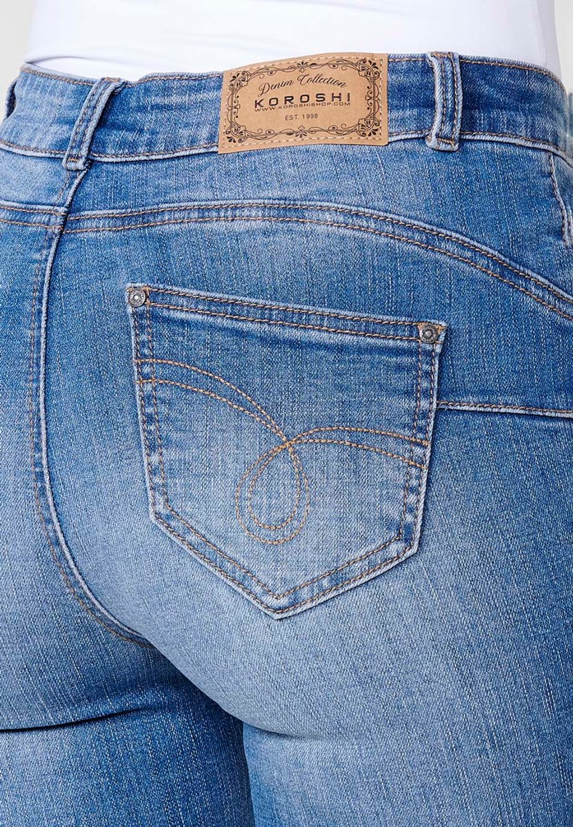 Lange, schmale Jeanshose mit Stickerei und Frontverschluss mit Reißverschluss und Knopf in Blau für Damen 1