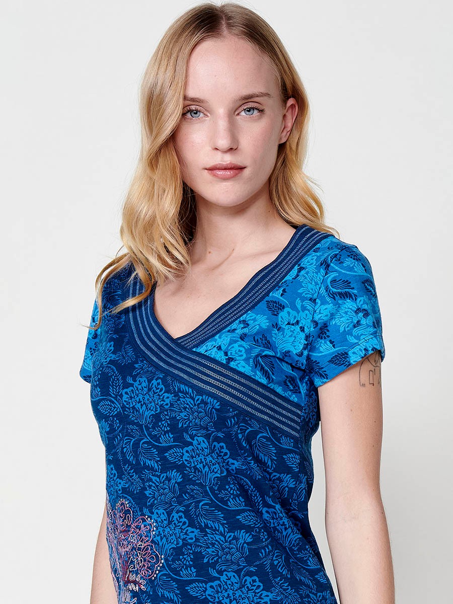 T-shirt en coton à manches courtes avec un col en V croisé avec des coutures marquées et un tissu structuré à la flamme avec un imprimé floral et une broderie de fleurs avec détail de clous sur le devant en bleu pour femme