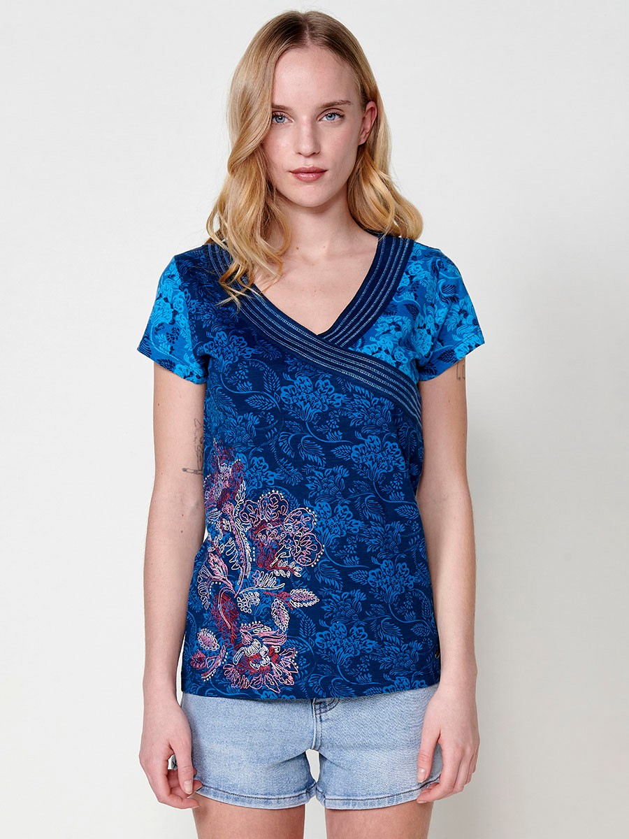 T-shirt en coton à manches courtes avec un col en V croisé avec des coutures marquées et un tissu structuré à la flamme avec un imprimé floral et une broderie de fleurs avec détail de clous sur le devant en bleu pour femme 3