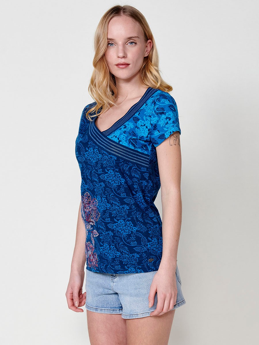 T-shirt en coton à manches courtes avec un col en V croisé avec des coutures marquées et un tissu structuré à la flamme avec un imprimé floral et une broderie de fleurs avec détail de clous sur le devant en bleu pour femme 2