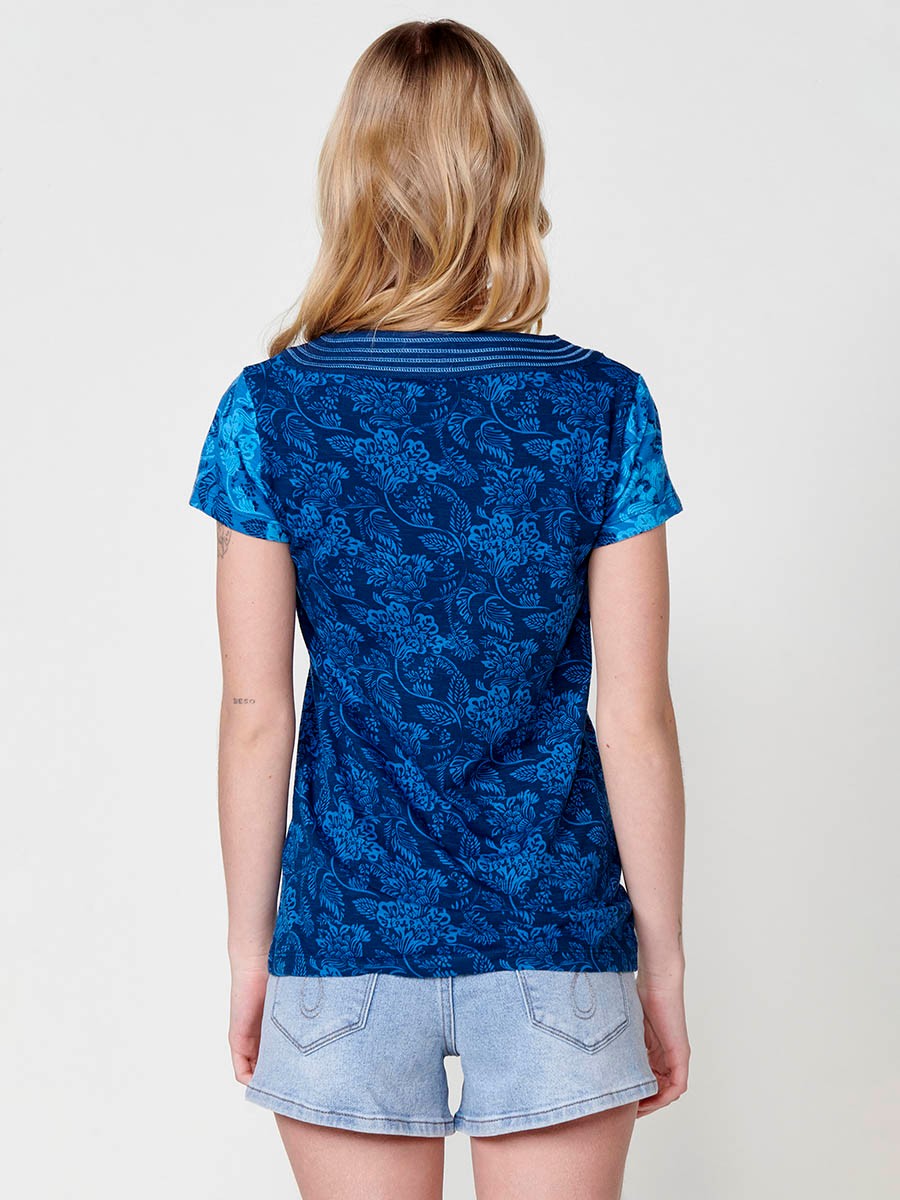 T-shirt en coton à manches courtes avec un col en V croisé avec des coutures marquées et un tissu structuré à la flamme avec un imprimé floral et une broderie de fleurs avec détail de clous sur le devant en bleu pour femme 4