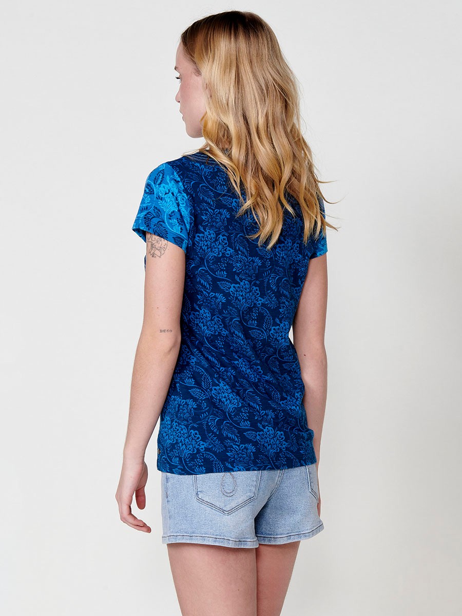 T-shirt en coton à manches courtes avec un col en V croisé avec des coutures marquées et un tissu structuré à la flamme avec un imprimé floral et une broderie de fleurs avec détail de clous sur le devant en bleu pour femme 8