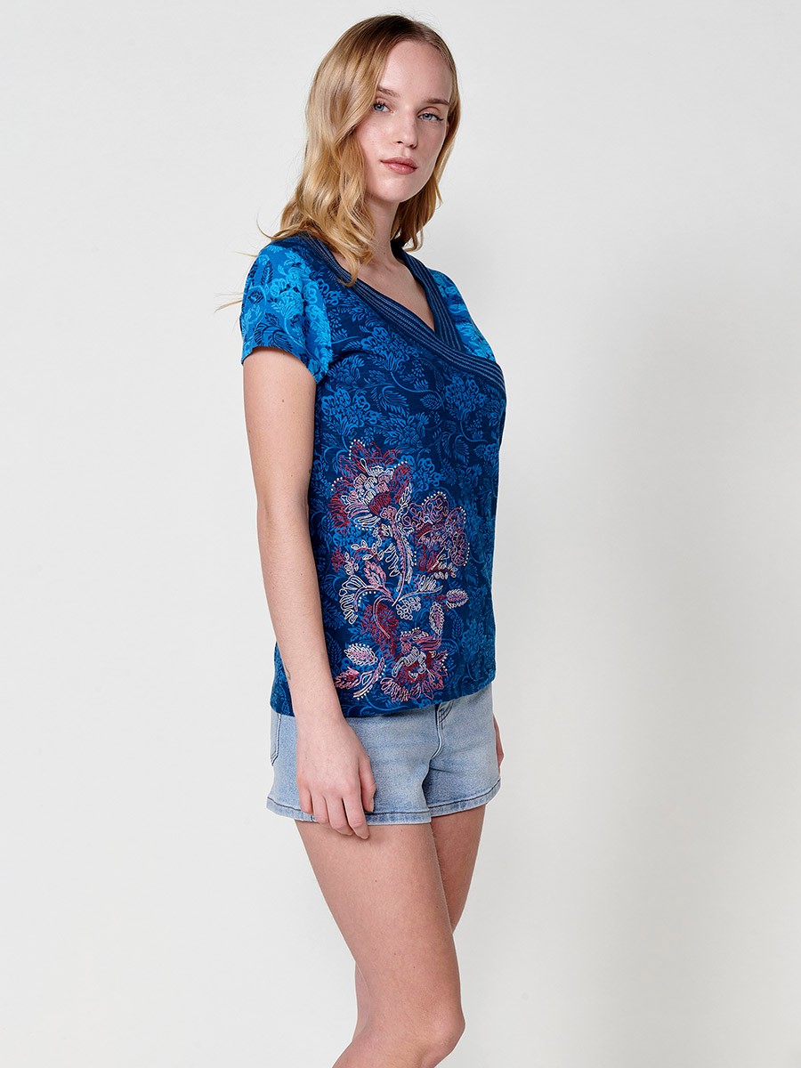 T-shirt en coton à manches courtes avec un col en V croisé avec des coutures marquées et un tissu structuré à la flamme avec un imprimé floral et une broderie de fleurs avec détail de clous sur le devant en bleu pour femme 6