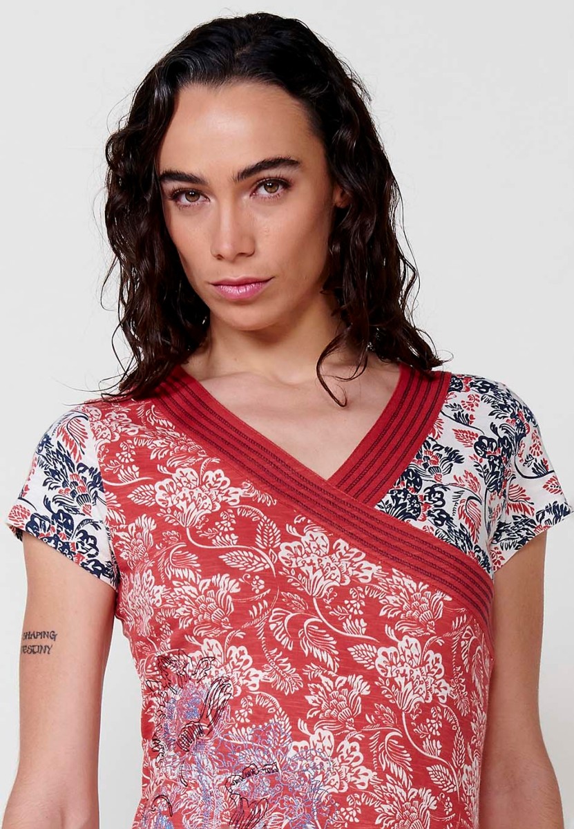 Camiseta manga corta cuello pico cruzado para mujer en color rojo 1