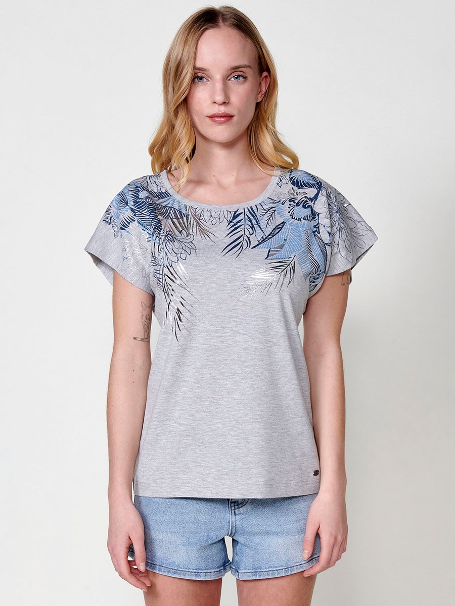 Short-sleeved round-neck t-shirt with floral positional print with foil details and metal plate with Koröshi logo on the bottom for women in light grey