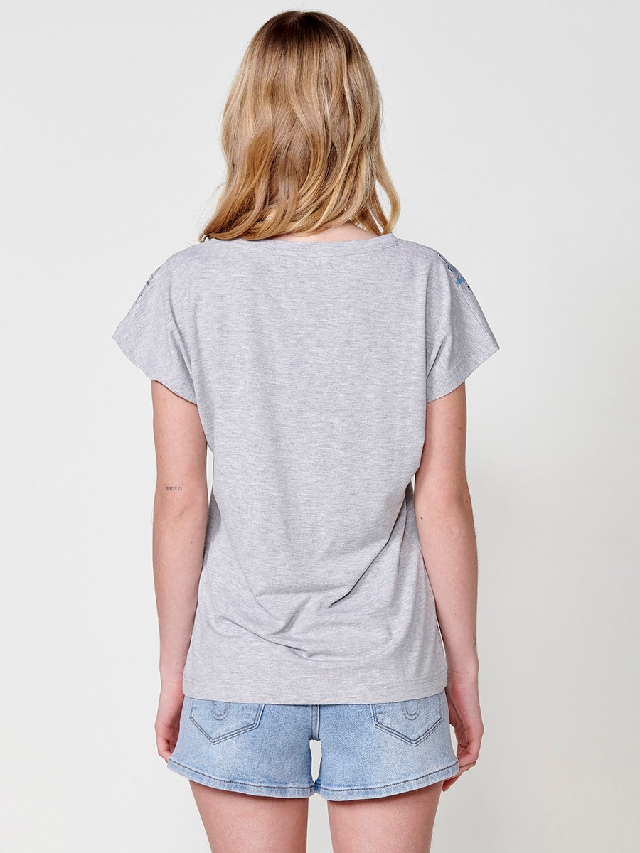 Short-sleeved round-neck t-shirt with floral positional print with foil details and metal plate with Koröshi logo on the bottom for women in light grey