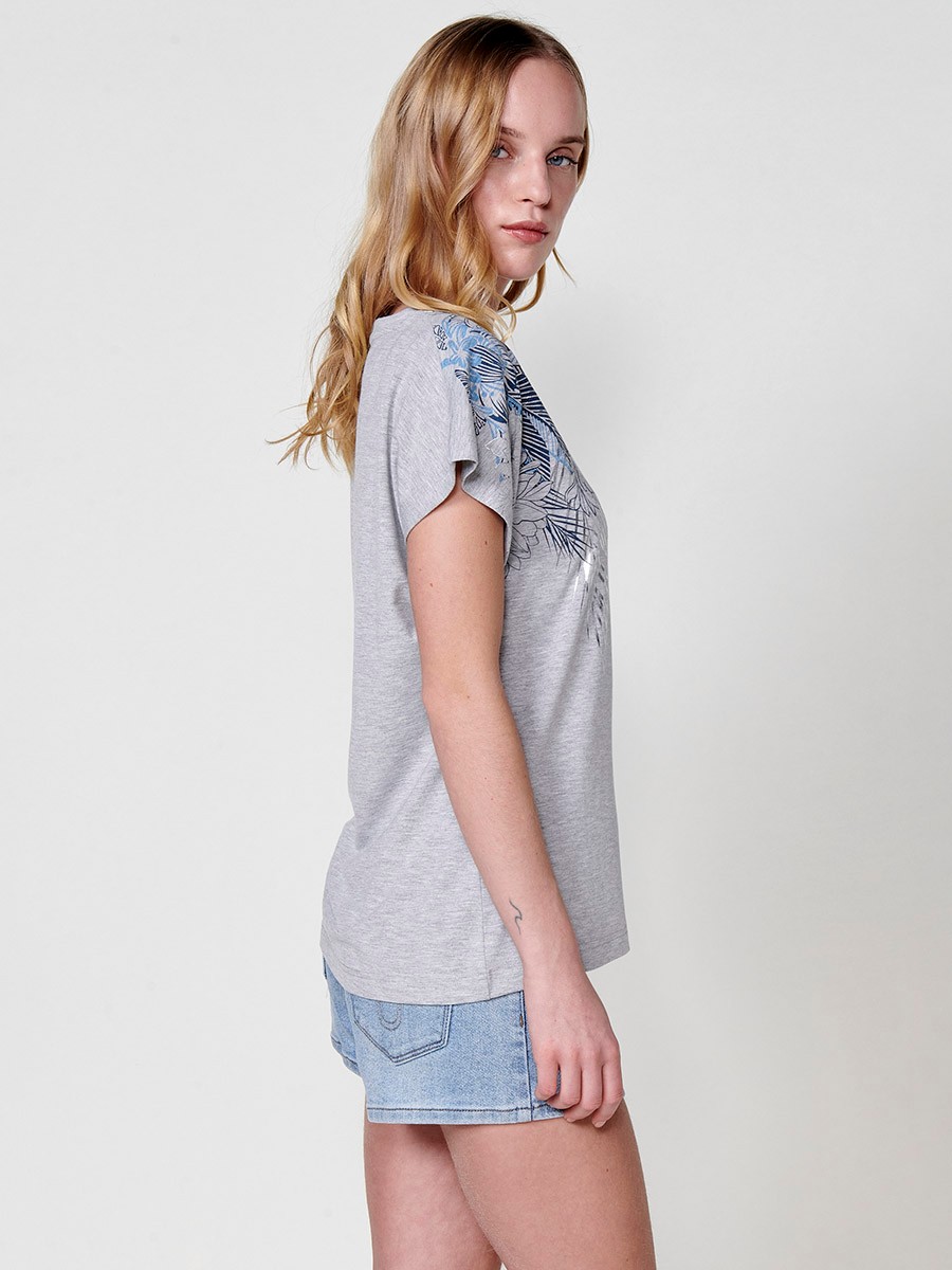 Short-sleeved round-neck t-shirt with floral positional print with foil details and metal plate with Koröshi logo on the bottom for women in light grey