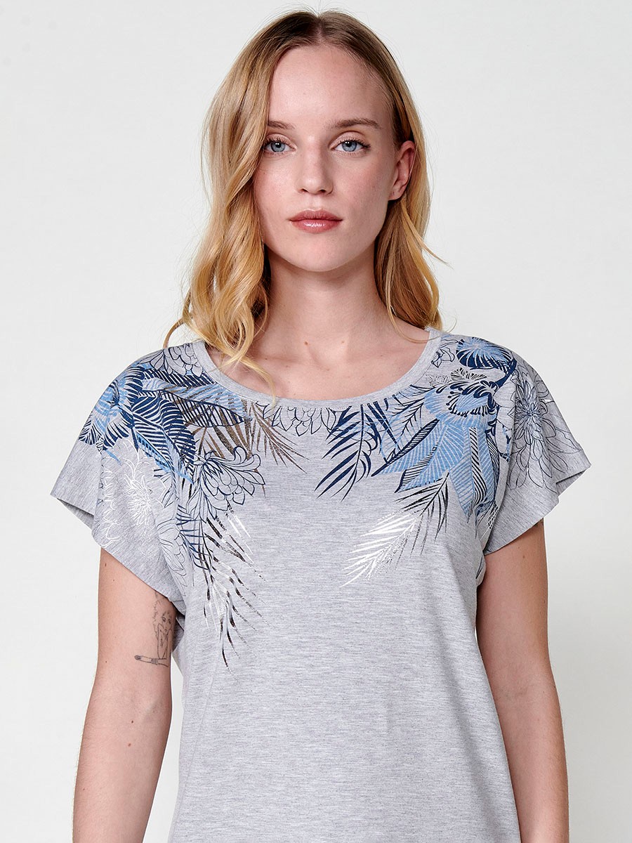 Short-sleeved round-neck t-shirt with floral positional print with foil details and metal plate with Koröshi logo on the bottom for women in light grey