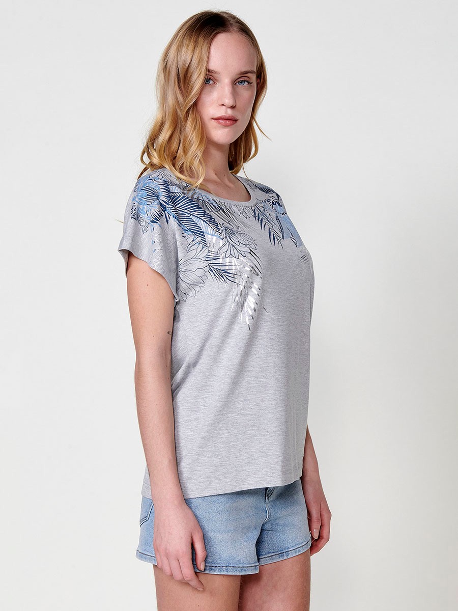 Short-sleeved round-neck t-shirt with floral positional print with foil details and metal plate with Koröshi logo on the bottom for women in light grey