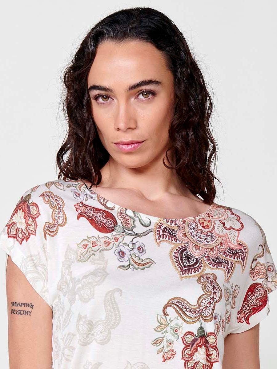 Camiseta manga corta estampada, cuello redondo para mujer en color crudo