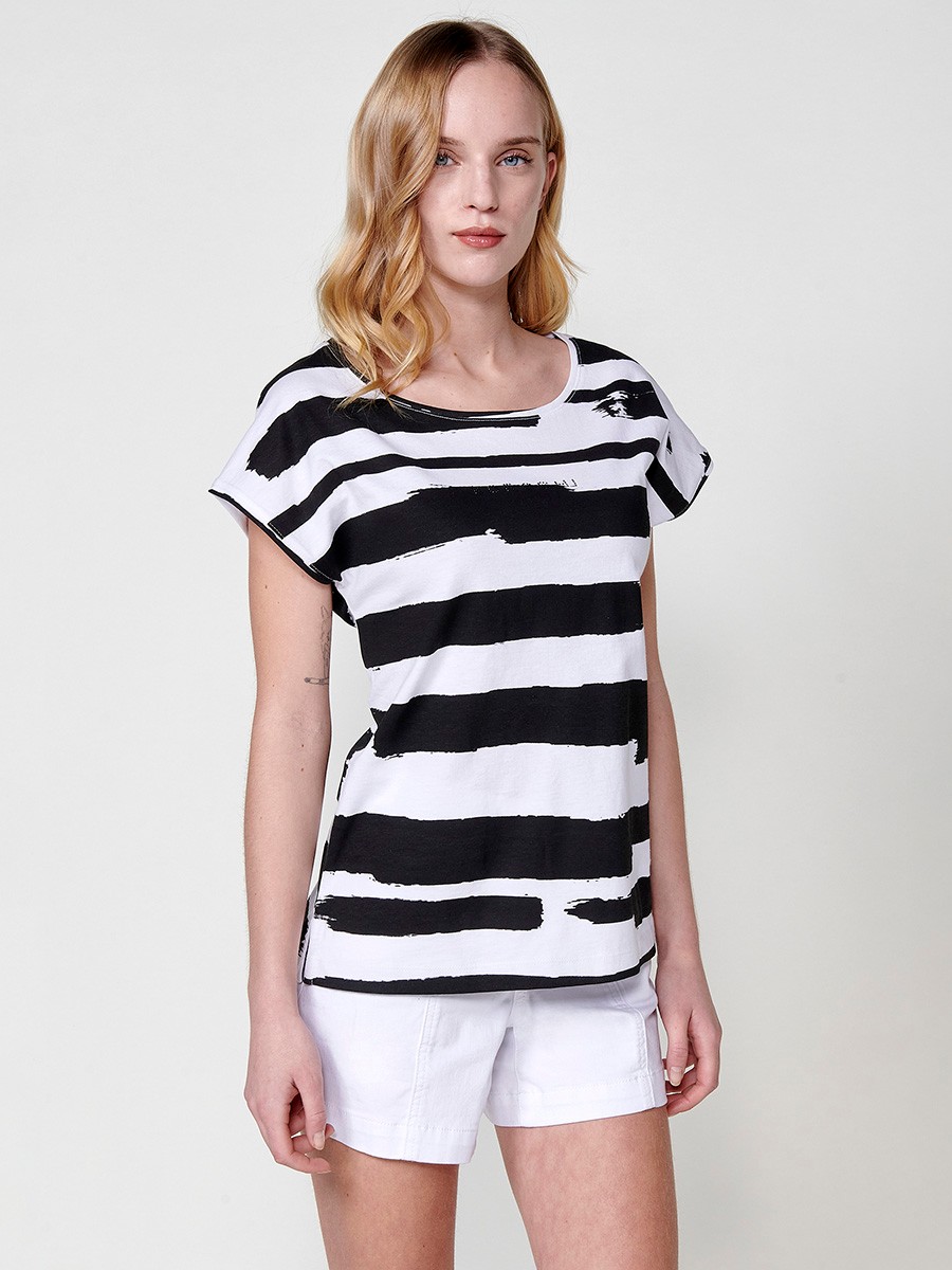 T-shirt blanc à manches courtes et col rond pour femme avec imprimé à rayures asymétriques et fentes latérales avec logo Koröshi pailleté sur le devant