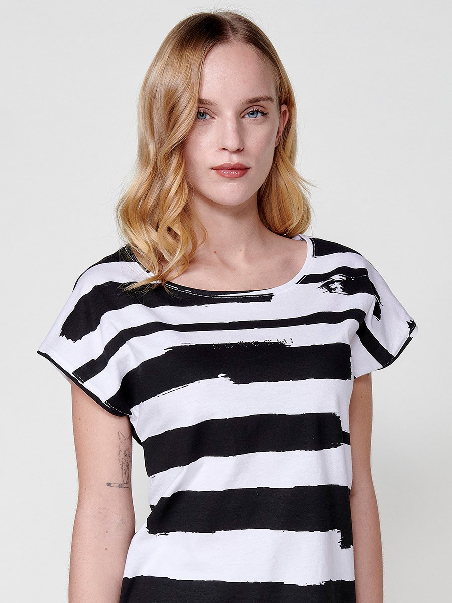 T-shirt blanc à manches courtes et col rond pour femme avec imprimé à rayures asymétriques et fentes latérales avec logo Koröshi pailleté sur le devant 4