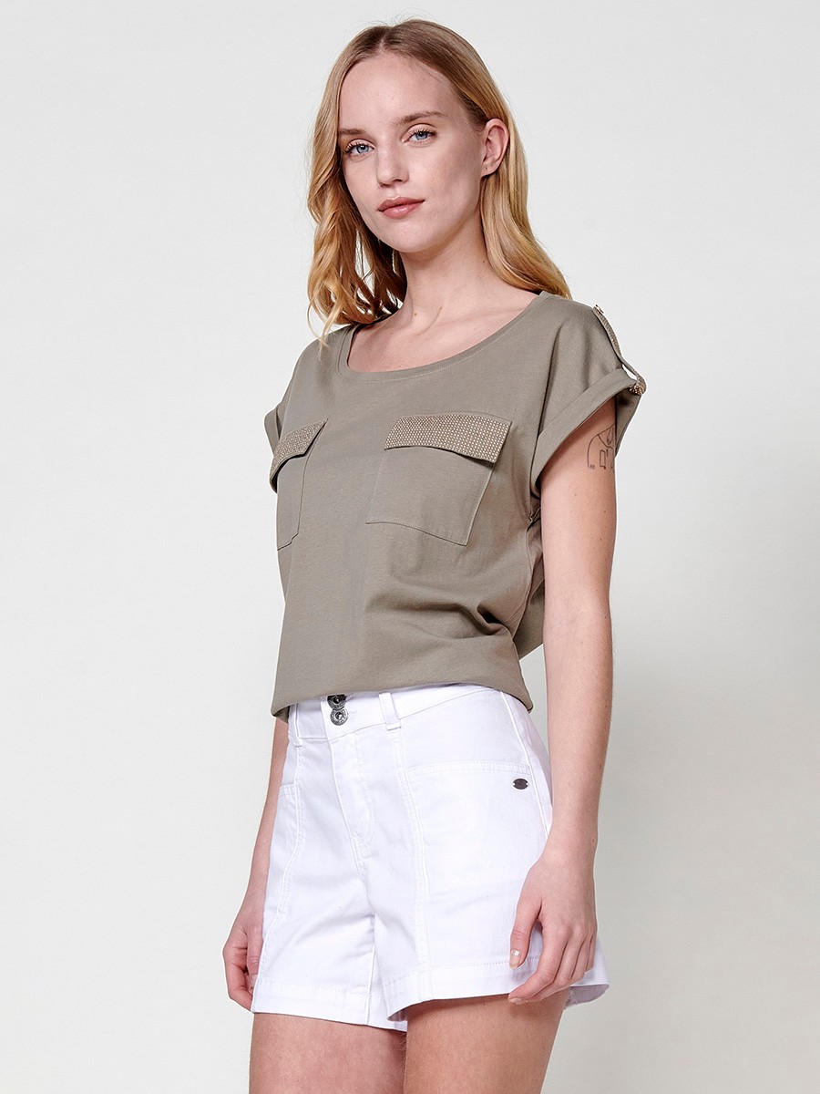 Short-sleeved round-neck T-shirt with a front pocket and a glitter detail on the flap with glitter loops and a button on the sleeve hem and side slits with a Koröshi metal logo plaque on the front for women in khaki