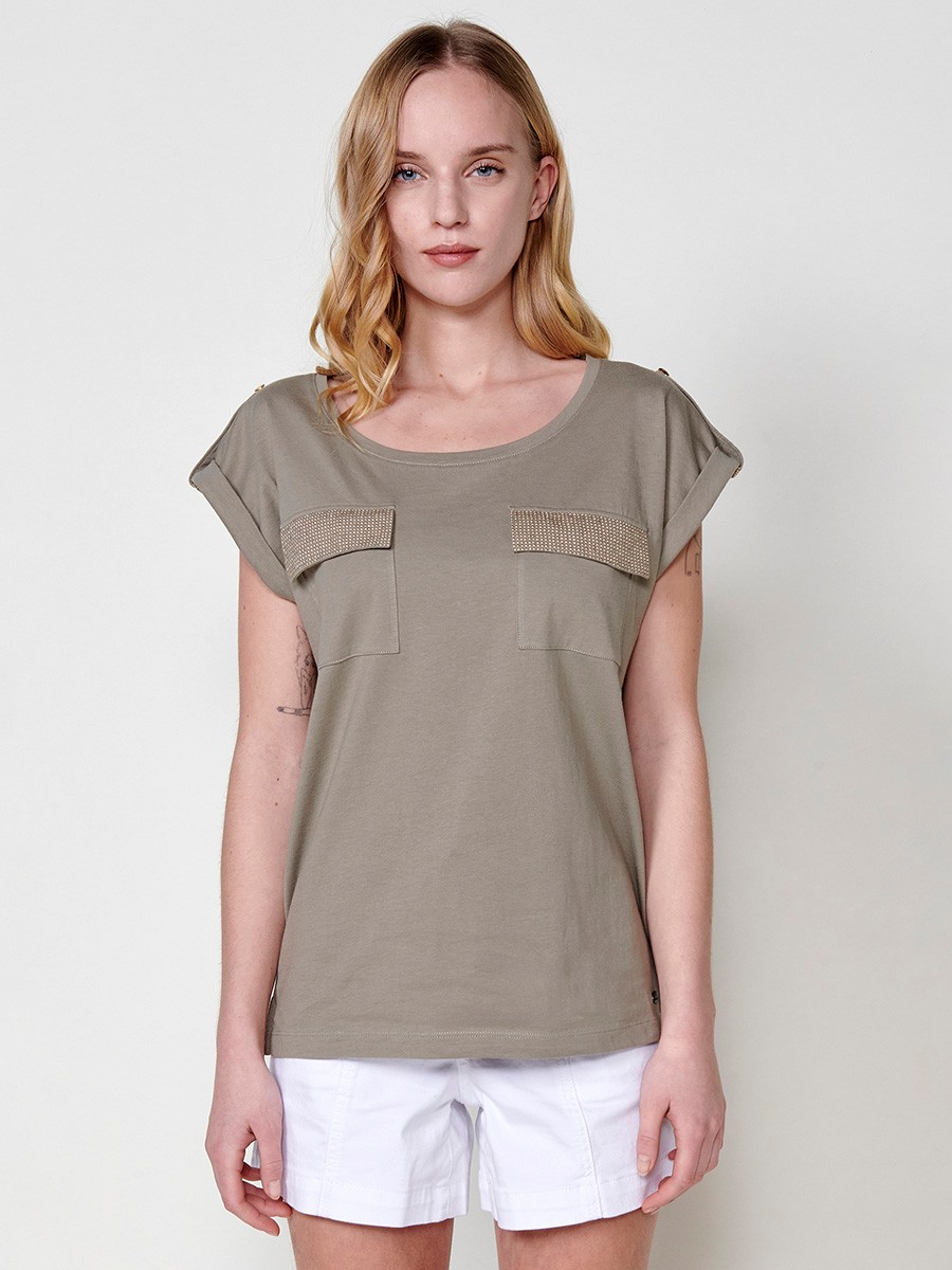 Short-sleeved round-neck T-shirt with a front pocket and a glitter detail on the flap with glitter loops and a button on the sleeve hem and side slits with a Koröshi metal logo plaque on the front for women in khaki