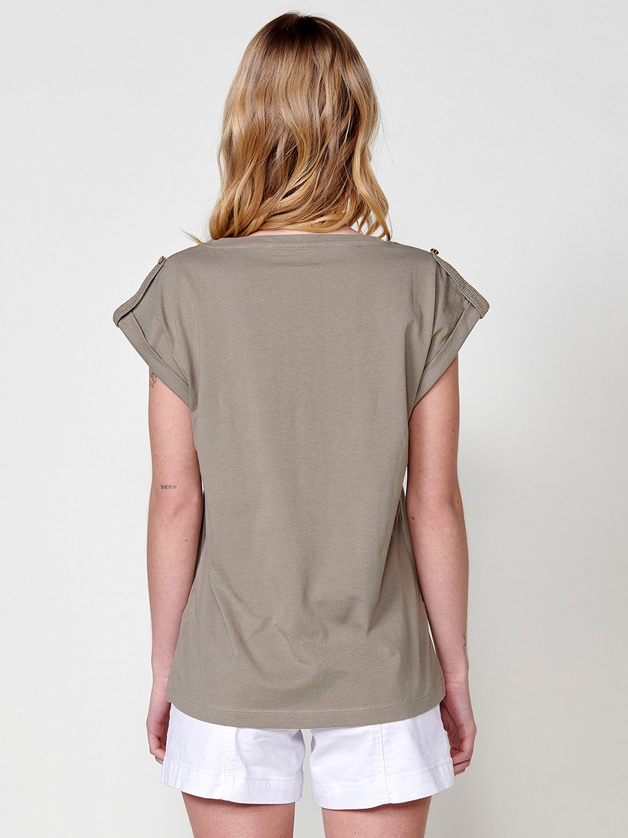 Short-sleeved round-neck T-shirt with a front pocket and a glitter detail on the flap with glitter loops and a button on the sleeve hem and side slits with a Koröshi metal logo plaque on the front for women in khaki