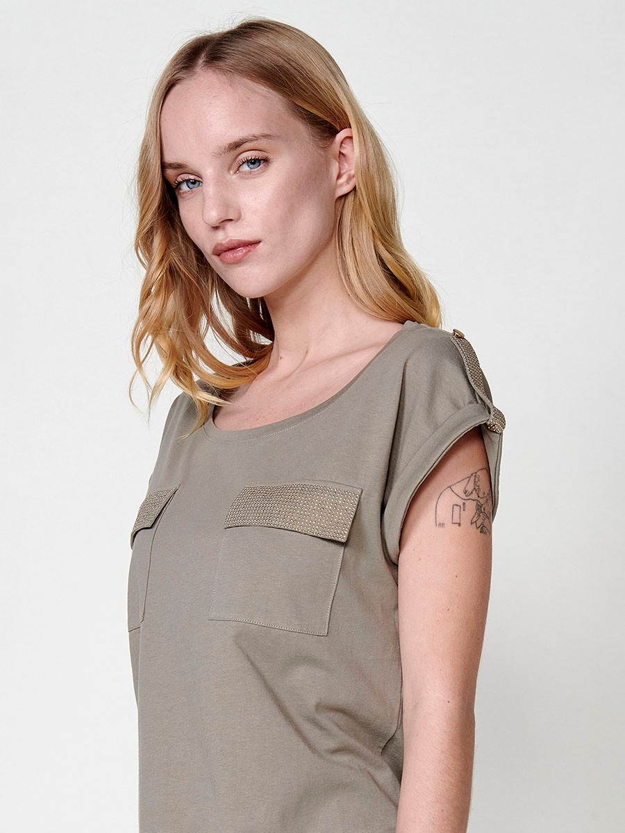 Short-sleeved round-neck T-shirt with a front pocket and a glitter detail on the flap with glitter loops and a button on the sleeve hem and side slits with a Koröshi metal logo plaque on the front for women in khaki