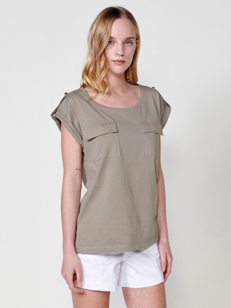 Short-sleeved round-neck T-shirt with a front pocket and a glitter detail on the flap with glitter loops and a button on the sleeve hem and side slits with a Koröshi metal logo plaque on the front for women in khaki