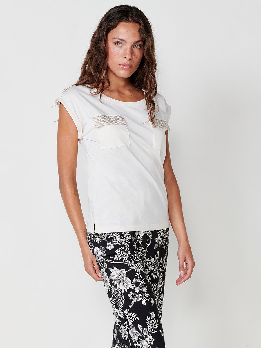 Short-sleeved round-neck T-shirt with a front pocket and a glitter detail on the flap and a button on the sleeve hem and side slits with a Koröshi metal logo plaque on the front for women in ecru