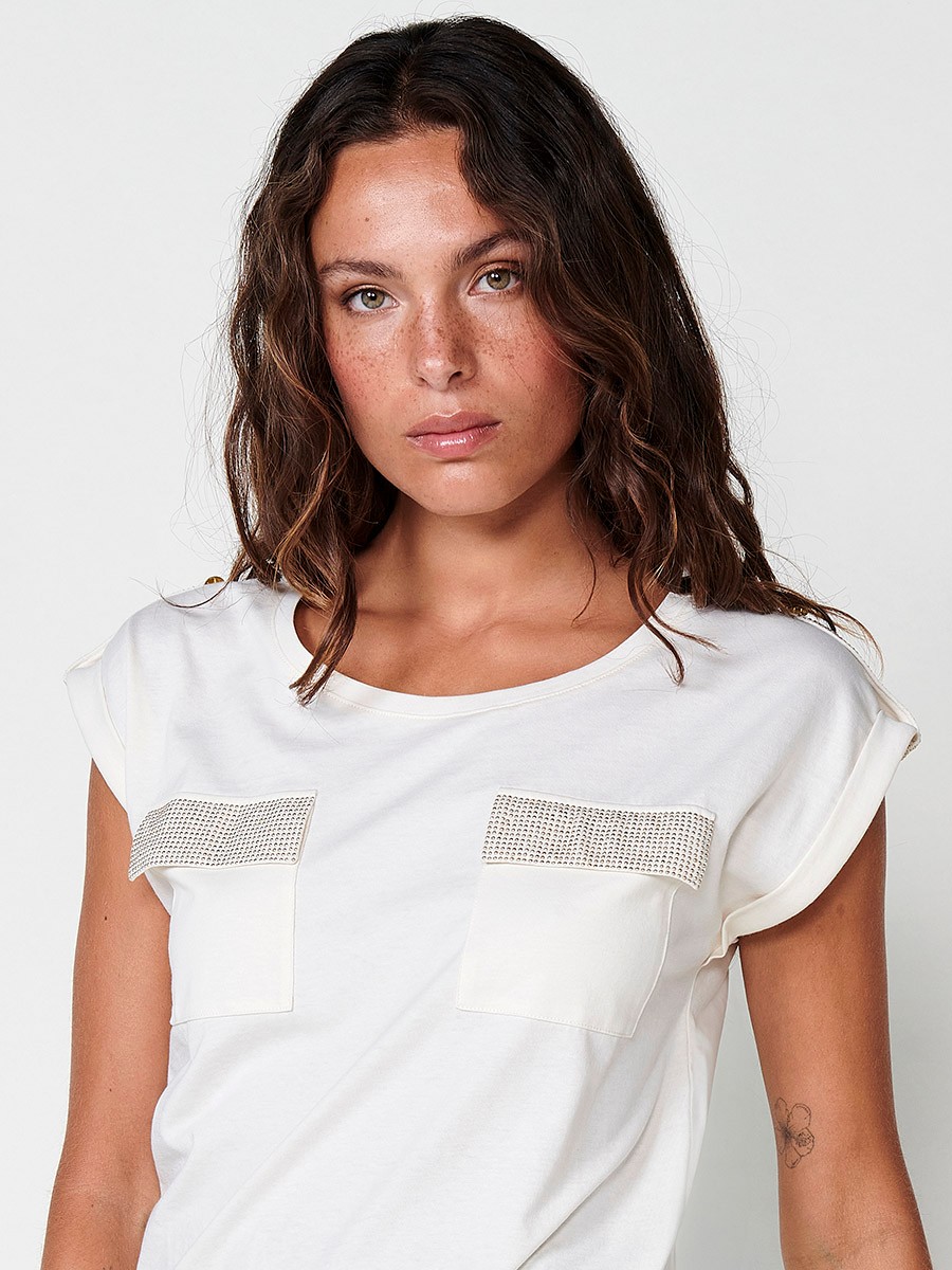 Short-sleeved round-neck T-shirt with a front pocket and a glitter detail on the flap and a button on the sleeve hem and side slits with a Koröshi metal logo plaque on the front for women in ecru