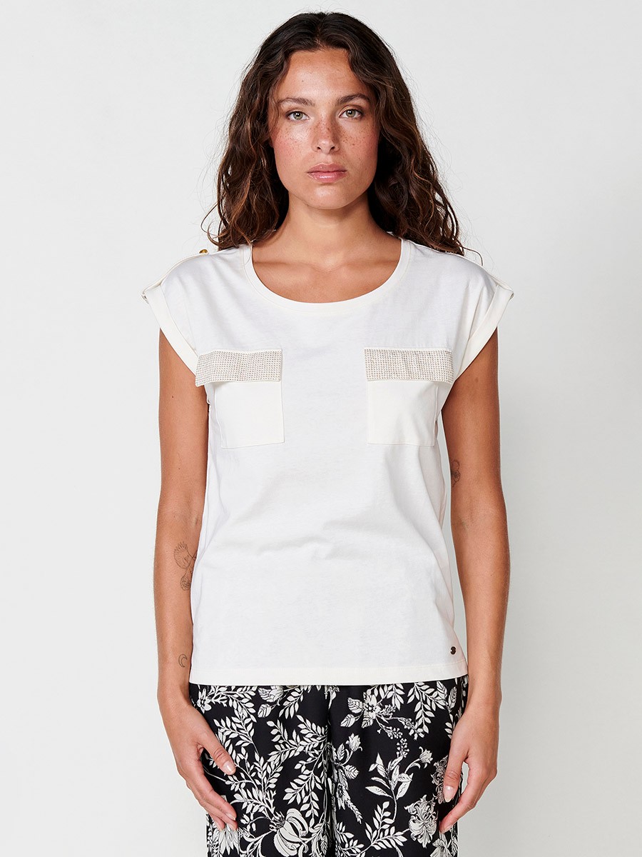 Short-sleeved round-neck T-shirt with a front pocket and a glitter detail on the flap and a button on the sleeve hem and side slits with a Koröshi metal logo plaque on the front for women in ecru