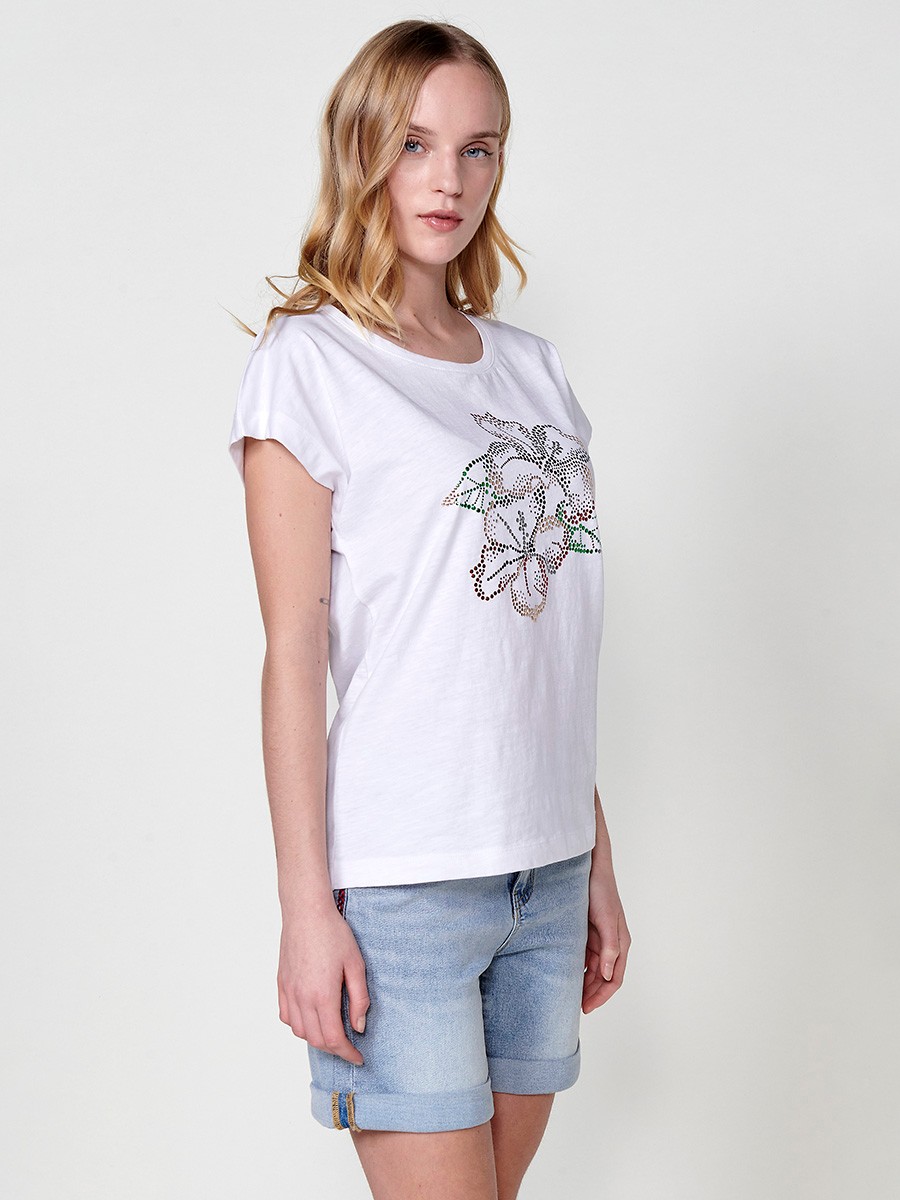 T-shirt blanc à manches courtes et col rond pour femme avec une fleur pailletée sur le devant et une plaque métallique avec le logo Koröshi sur le devant 6