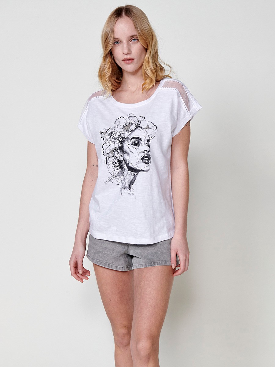 Short-sleeved cotton t-shirt with round neck and flame-structured fabric with tulle detail on the shoulder and fancy ribbon with face print with rhinestone details and Koröshi logo on the front in white for women 3