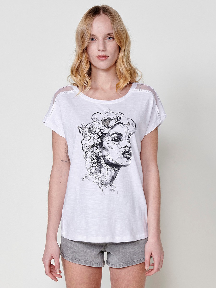 Short-sleeved cotton t-shirt with round neck and flame-structured fabric with tulle detail on the shoulder and fancy ribbon with face print with rhinestone details and Koröshi logo on the front in white for women 2