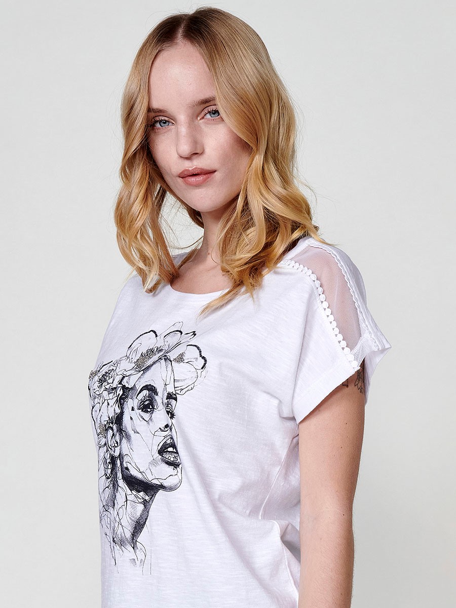 Short-sleeved cotton t-shirt with round neck and flame-structured fabric with tulle detail on the shoulder and fancy ribbon with face print with rhinestone details and Koröshi logo on the front in white for women 1