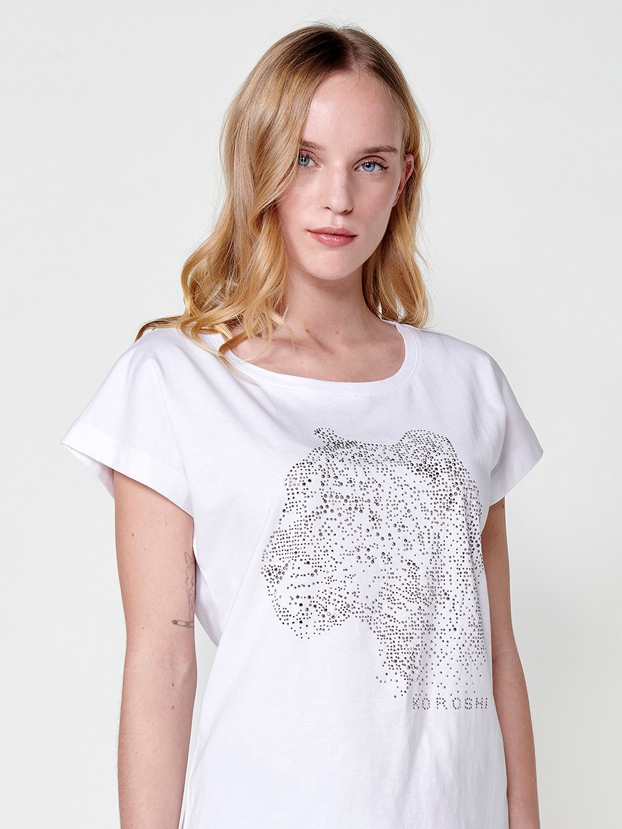 Women's short-sleeved round-neck t-shirt with glitter leopard print and Koröshi logo on the front in white 6